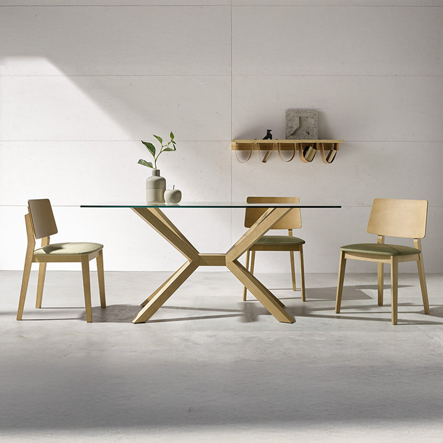 Mesa de comedor Sonia de la marca Pemi Mobiliario en vista de ambiente frontal con modelo de sillas Vilma.