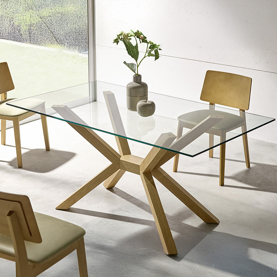 Mesa de comedor Sonia de la marca Pemi Mobiliario en vista de ambiente con modelo de sillas Vilma.
