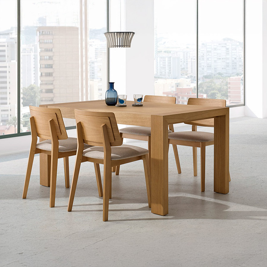 Mesa extensible cuadrada Évora de la marca nacional Pemi Mobiliario fabricada en chapa natural y vista de ambiente.