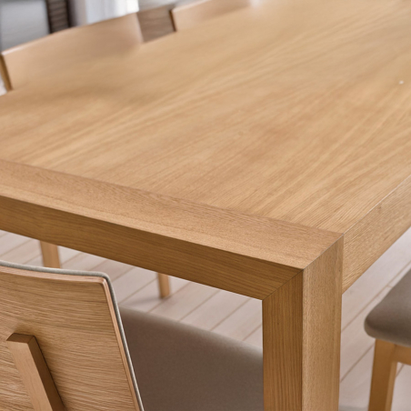 Mesa de comedor cuadrada extensible Évora de la marca nacional Pemi fabricada en chapa natural y vista detalle del acabado.