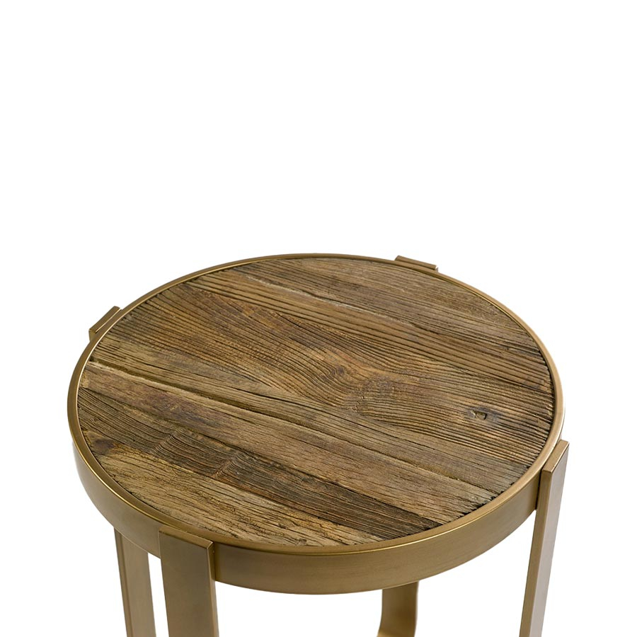 Detalle del tablero de madera de olmo de la Mesa auxiliar dorada y olmo, de Crisal Decoración