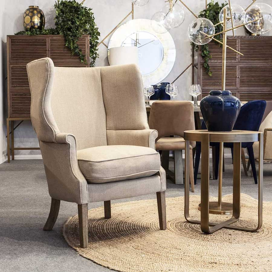 Mesa auxiliar dorada y olmo, de Crisal Decoración, integrada en ambiente