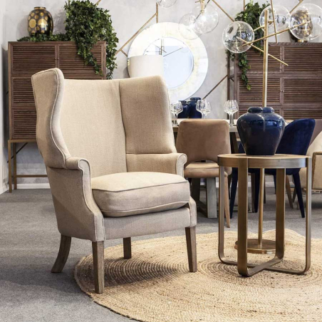 Mesa auxiliar dorada y olmo, de Crisal Decoración, integrada en ambiente