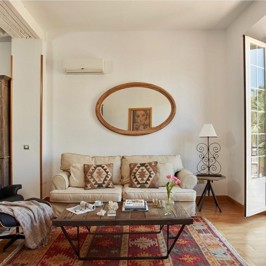 Mesa de madera y acero, de Crisal Decoración, integrada en ambiente