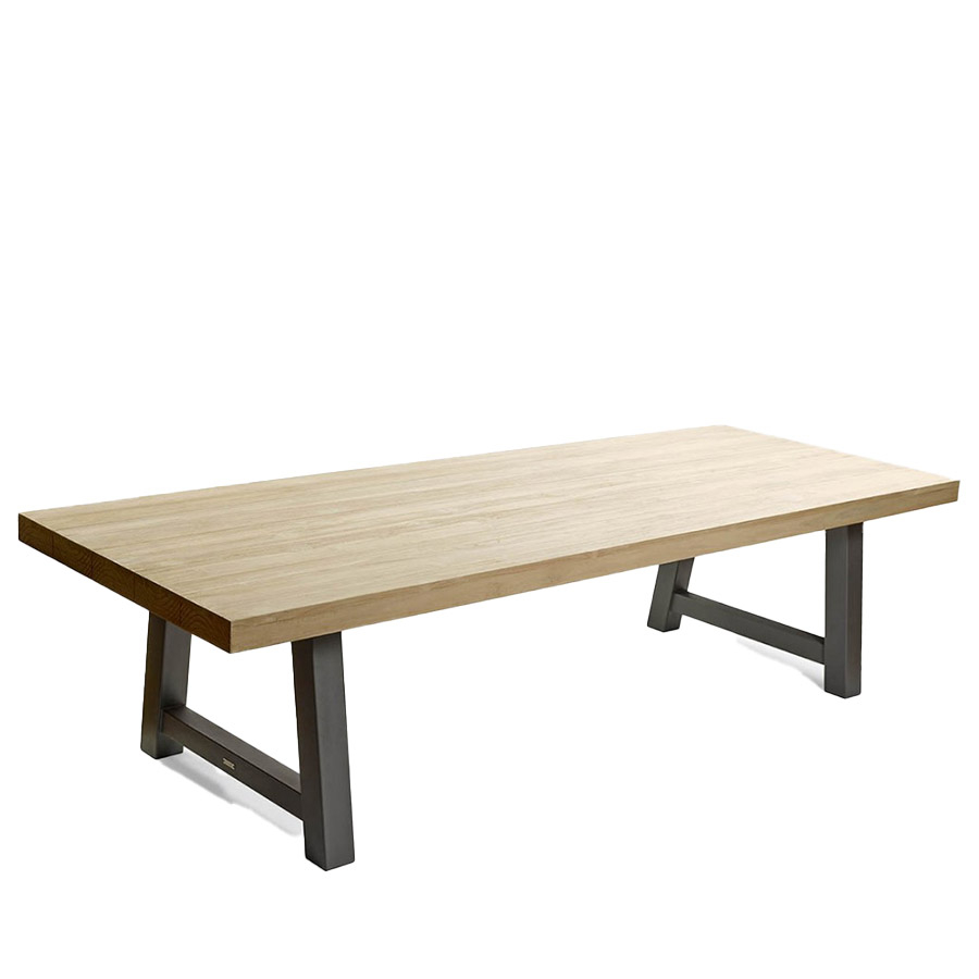 Mesa Beach de Crisal Decoración, en madera maciza de teca envejecida y metal grafito