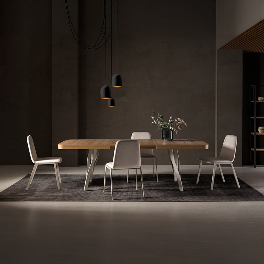 Mesa de comedor rectangular extensible de la firma nacional Pemi Mobiliario en vista de ambiente con modelo de sillas Marni.