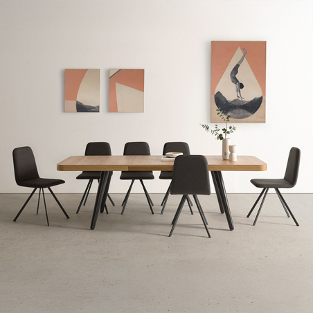 Mesa rectangular extensible Vinca de la marca Pemi Mobiliario en acabado roble y vista de ambiente con sillas modelo Balvet.
