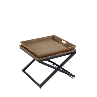 Mesa auxiliar fabricada en madera de roble envejecido y patas de metal color negro, de Crisal Decoración
