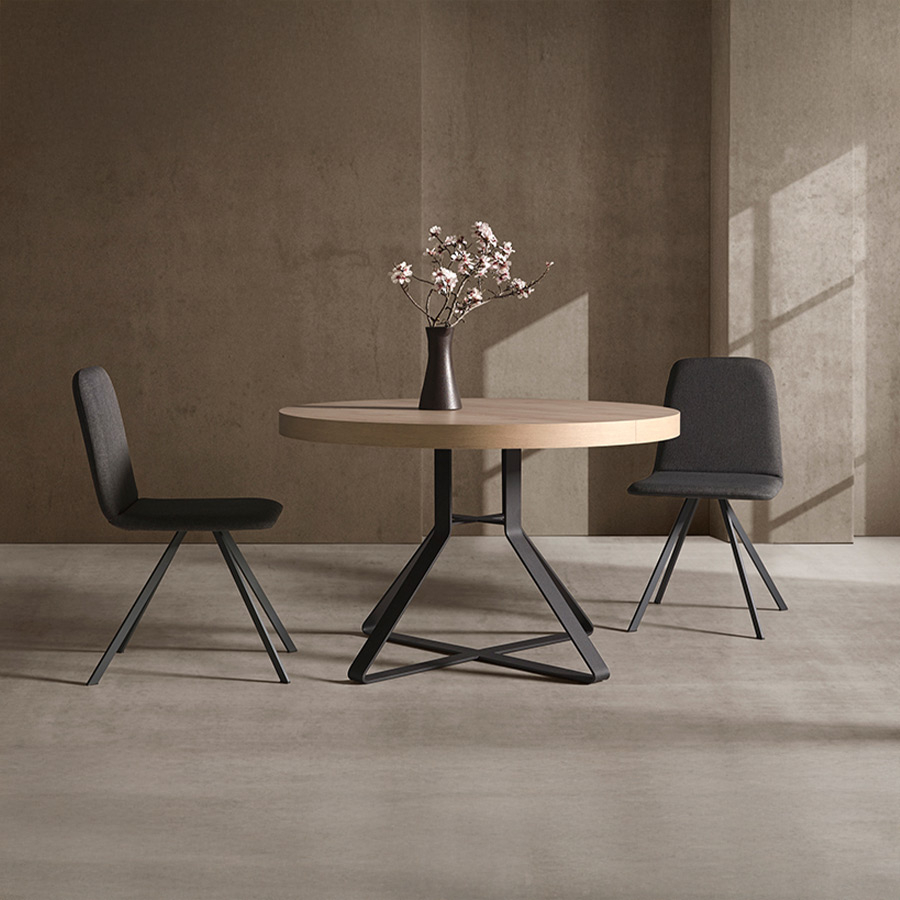 Mesa de comedor redonda Hiedra de la marca Pemi en vista de ambiente con sillas modelo Balvet.