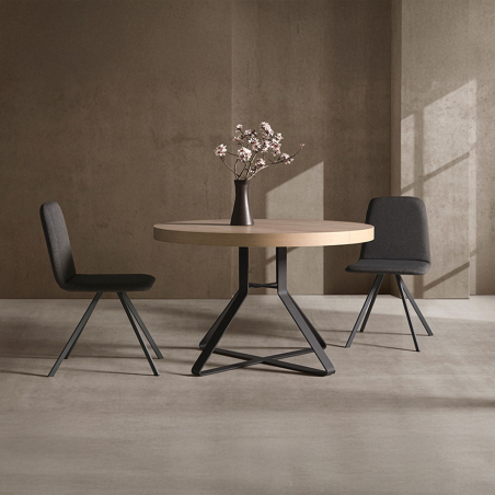 Mesa de comedor redonda Hiedra de la marca Pemi en vista de ambiente con sillas modelo Balvet.