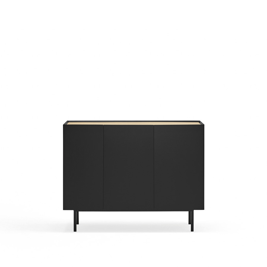 Aparador Arista de Teulat, con tres puertas y fabricado en DM lacado negro