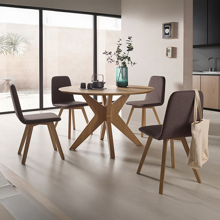 Mesa Roma extensible de comedor de Pemi en acabado roble y vista de ambiente con sillas modelo Andana.