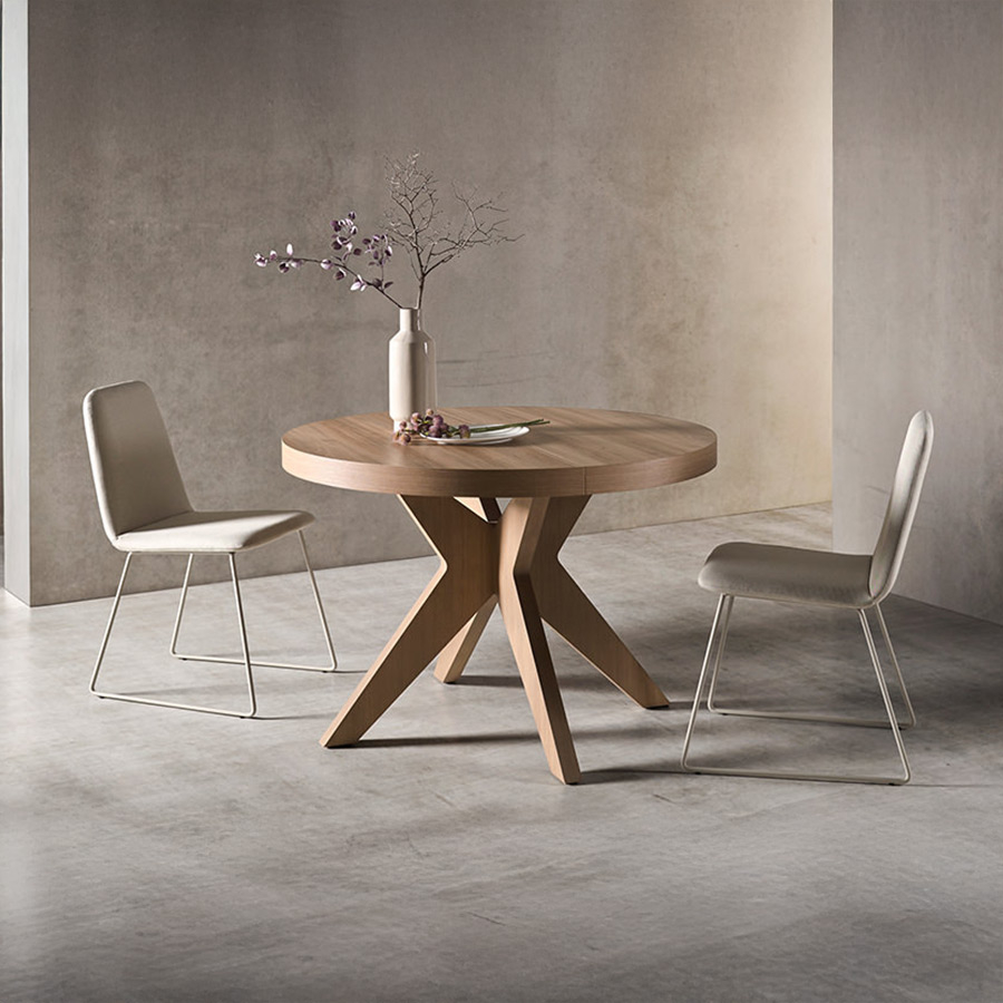 Mesa Roma extensible de comedor de Pemi en acabado roble y vista de ambiente.