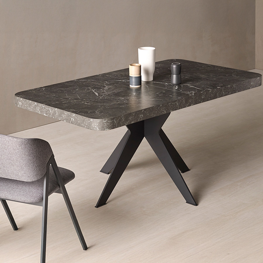 Mesa extensible Mon para comedor o despacho de la firma nacional Pemi, fabricada en melamina en acabado stone negro.