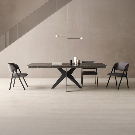 Mesa extensible Mon de Pemi Mobiliario, fabricada en melamina en y vista de ambiente con sillas modelo riu.