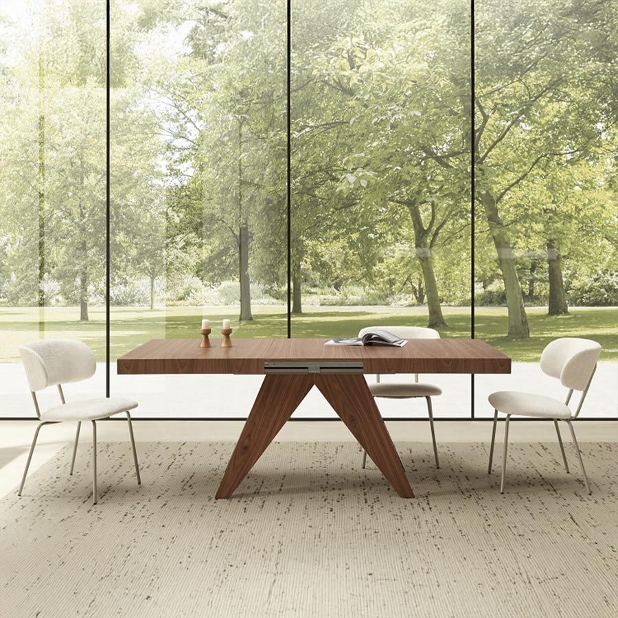 Mesa extensible rectangular Bou de la marca Pemi con tapa en chapa de nogal y vista de ambiente con sillas modelo Álamo.