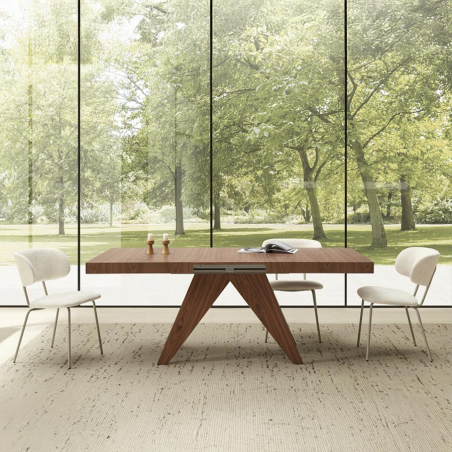 Mesa extensible rectangular Bou de la marca Pemi con tapa en chapa de nogal y vista de ambiente con sillas modelo Álamo.