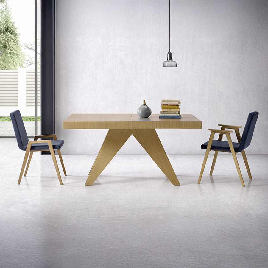 Mesa extensible rectangular Bou para comedor u oficina de la marca Pemi y vista de ambiente con sillas.