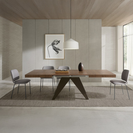 Mesa extensible rectangular Bou de la marca Pemi con tapa en chapa de nogal y vista de ambiente con sillas modelo Lora.