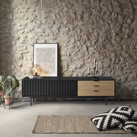 Mueble TV Sierra con cajones, acabado negro e integrado en ambiente