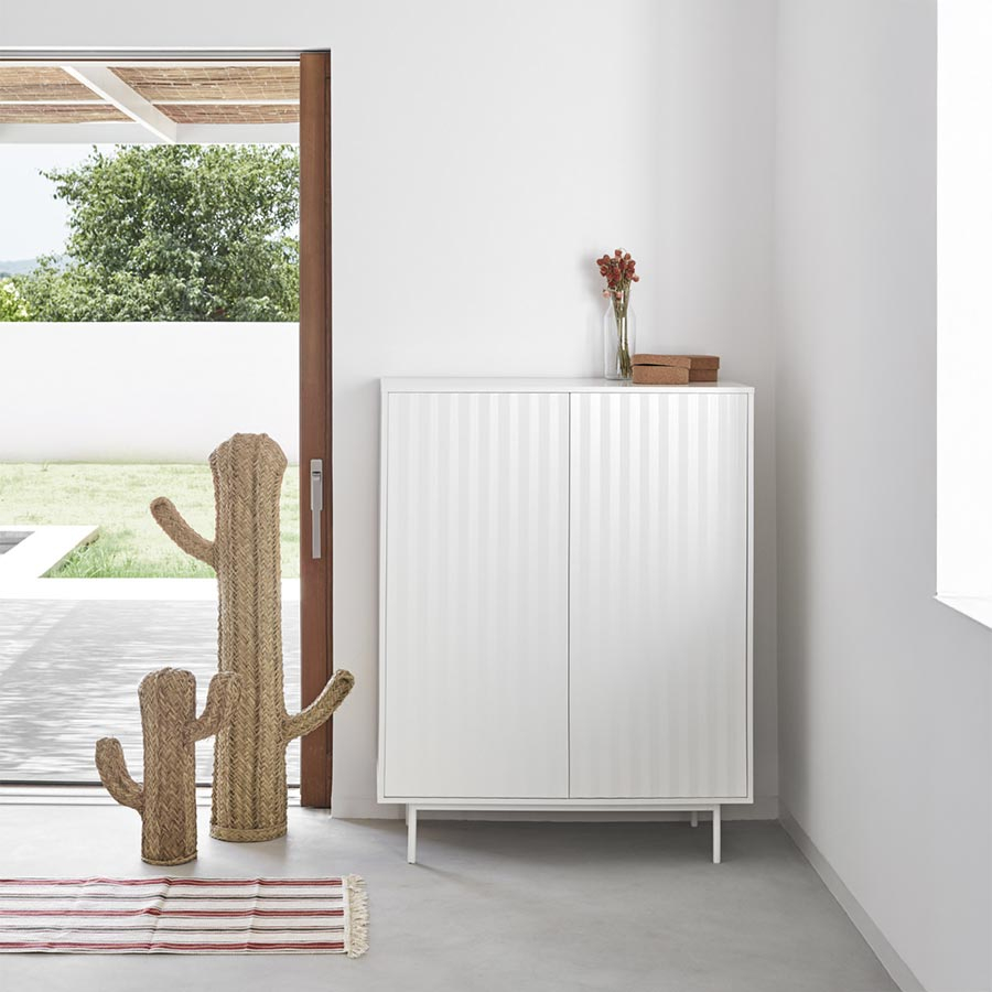 Mueble auxiliar Sierra de Teulat, acabado blanco e integrado en ambiente