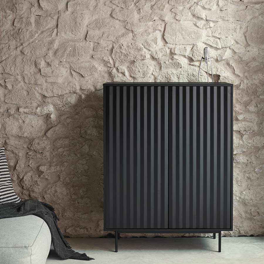 Mueble auxiliar Sierra de Teulat, acabado negro e integrado en ambiente