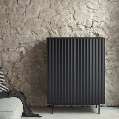 Mueble auxiliar Sierra de Teulat, acabado negro e integrado en ambiente