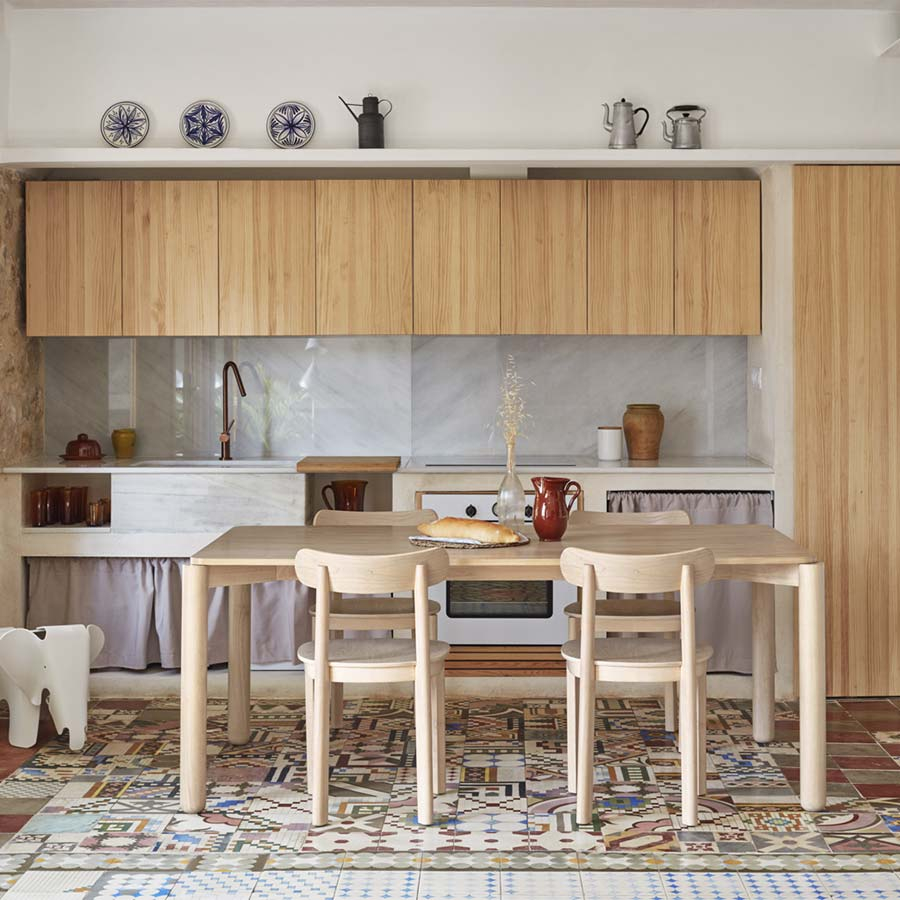 Mesa de comedor Atlas de Teulat integrada en ambiente de cocina