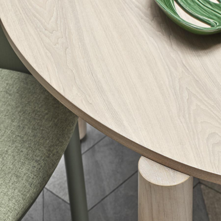 Detalle de la pata de madera maciza de la mesa redonda Atlas
