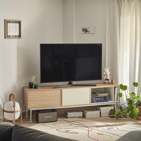 Mueble TV Yoko de Teulat, integrado en ambiente y en acabado crema