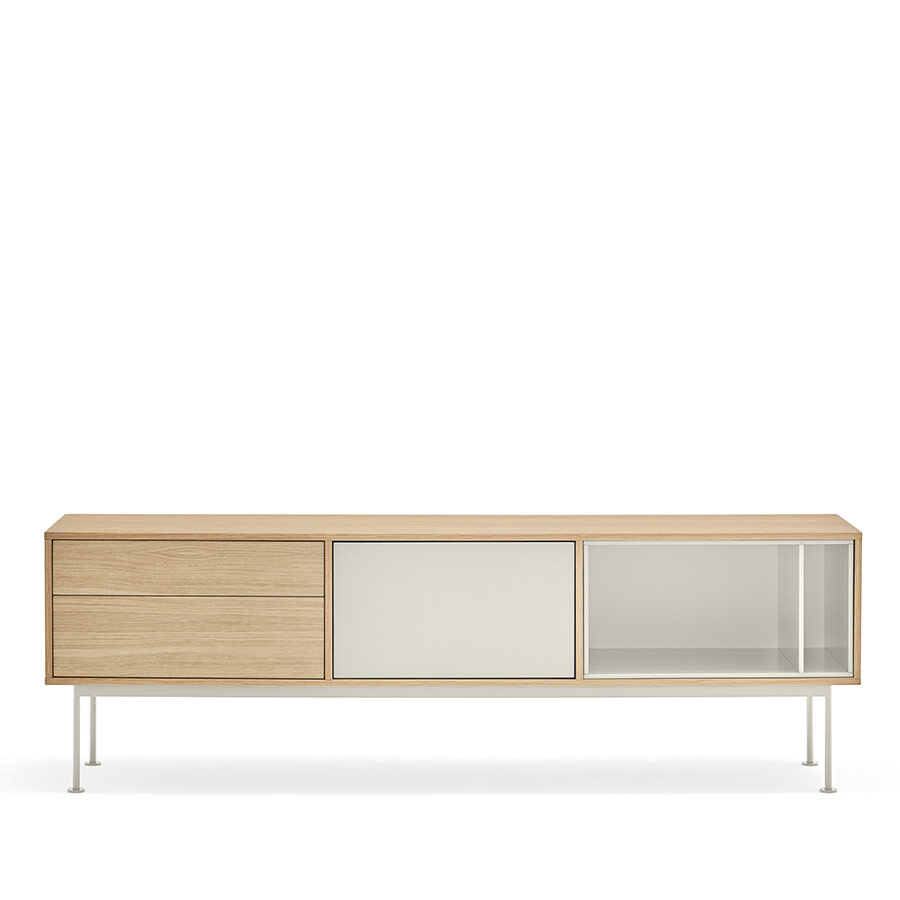 Mueble TV Yoko de Teulat, que combina chapa de roble y detalles color crema