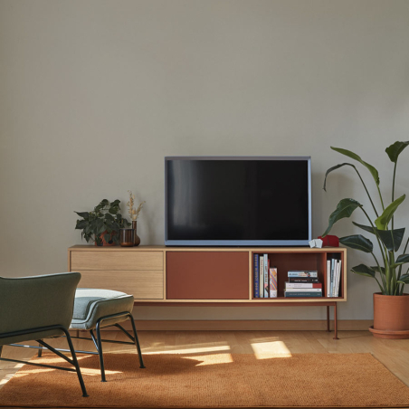 Mueble TV Yoko de Teulat, integrado en ambiente y en acabado teja