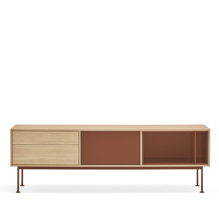 Mueble TV Yoko de Teulat, que combina chapa de roble y detalles color teja