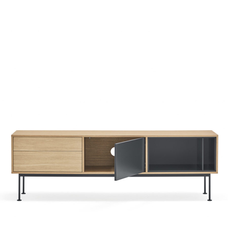 Mueble TV Yoko de Teulat, que combina chapa de roble y detalles color gris antracita