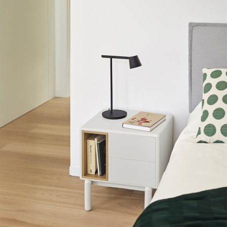 Mesita de noche Corvo de Teulat, integrada en ambiente de dormitorio