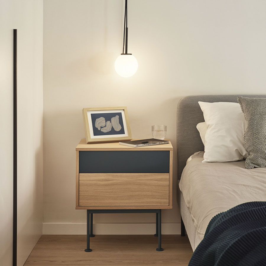 Mesita de noche Yoko de Teulat, en acabado gris antracita e integrado en ambiente de dormitorio