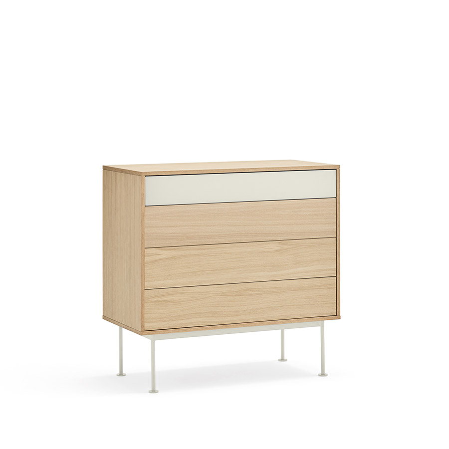 Cómoda Yoko de Teulat, en chapa de roble y MDF acabado crema