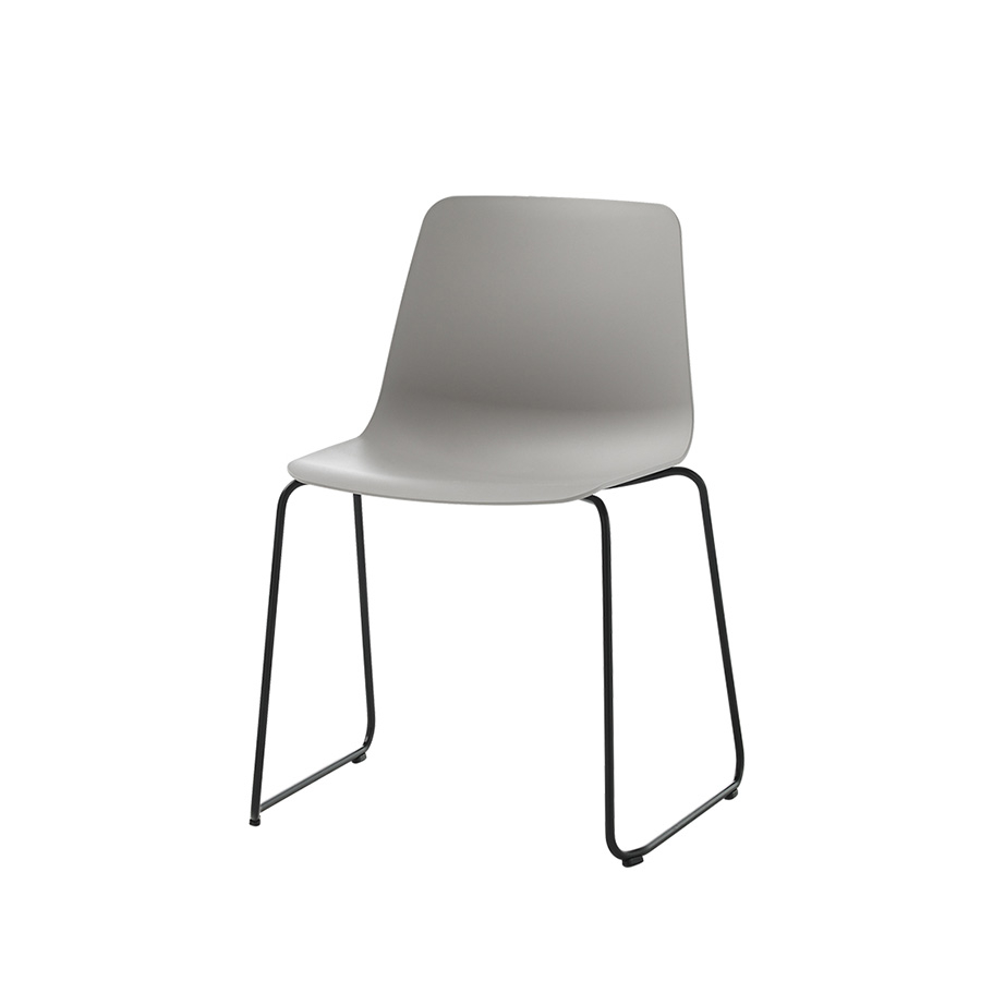 Silla Varya con base trineo, de polipropileno, de Inclass
