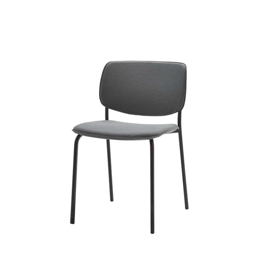 Silla Aryn tapizada de Inclass en gris.