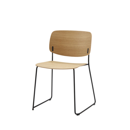 Silla Aryn Wood acabados en roble con 4 patas metálicas.