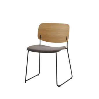 Silla Aryn Wood acabados en roble con 4 patas metálicas. 2