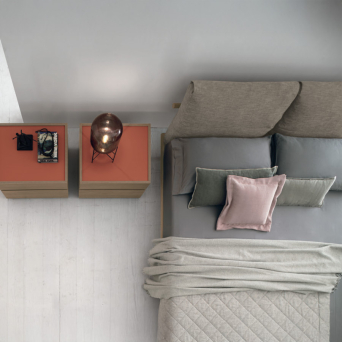 Cama Piuma de la firma italiana Tomasella con pata modelo Stilo y en acabado de estructura nogal. 2