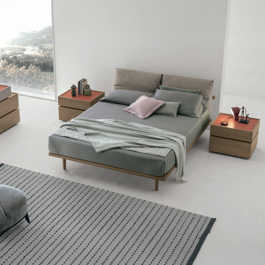 Cama Piuma de la firma italiana Tomasella con pata modelo Stilo y en acabado de estructura nogal.