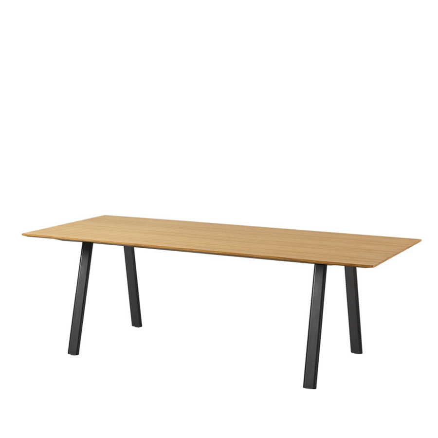 Mesa Plania de Inclass con acabados en roble y patas de aluminio negro.
