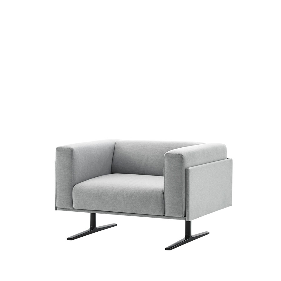 Butaca Marcus Inclass acabado gris con patas metálicas negras.
