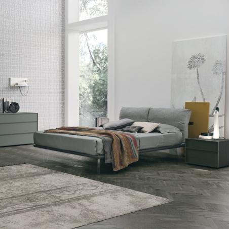 Cama Piuma con patas modelo Light de la firma italiana Tomasella en acabado allure coordinato.
