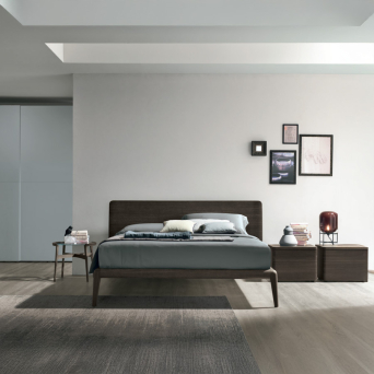 Cama Prado de la firma italiana Tomasella en acabado roble moka.