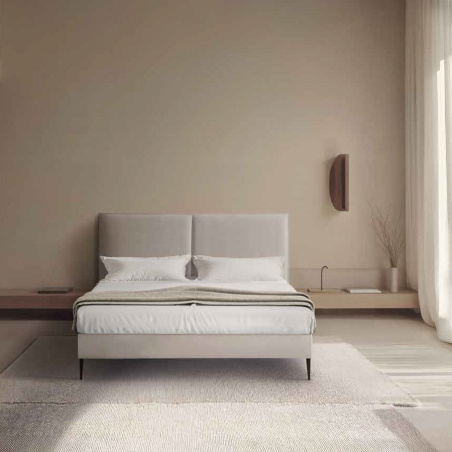 Ambiente de dormitorio con base Gala, tapizada en tela color beige con patas color antracita