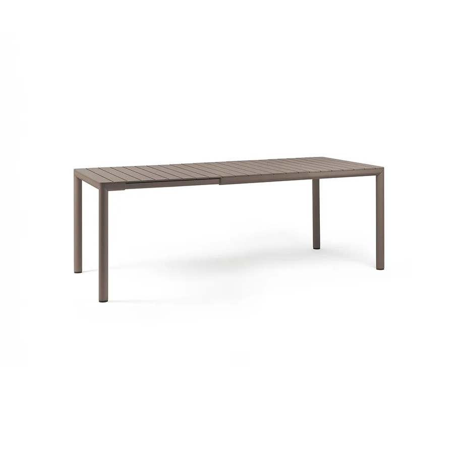 Mesa de terraza de la firma de diseño italiana Nardi de tamaño 147 y acabado tortora.