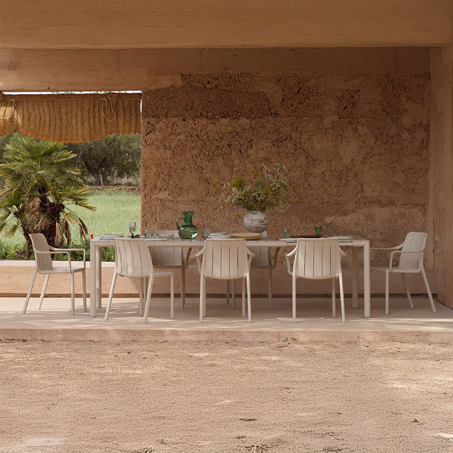 Mesa Tevere de Nardi, de tamaño 211 y acabado en Corda, con vista de ambiente en patio exterior.